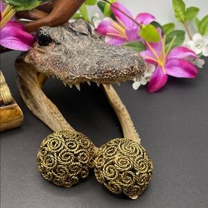 Pellini chunky gold tone clip earrings vintage